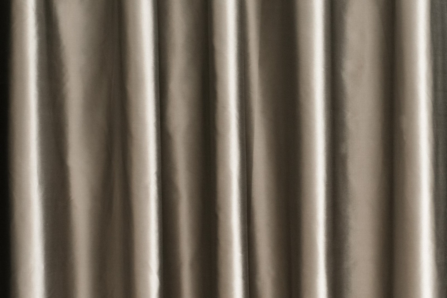 Larix egyszínű fényes dekor sötétítő függöny