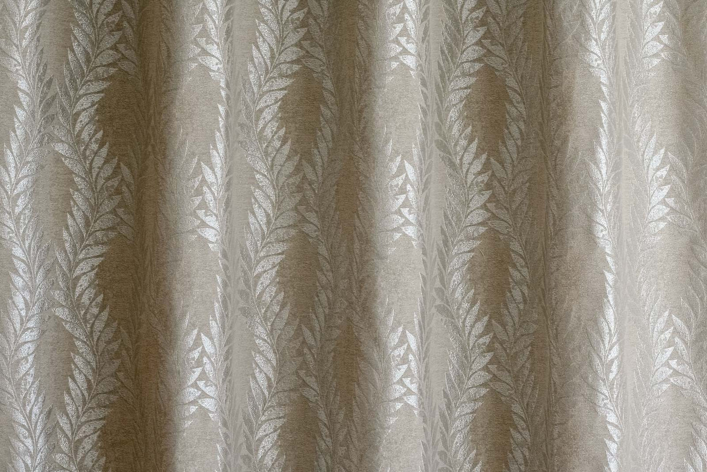 Magnolia fényes levlésmintás dekor sötétítő függöny